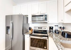 Beautiful Oceanside Home w/Fast WiFi, Balcony, Private W/D - Close to Beach