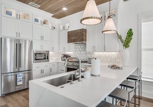Best Location, Serenity by the Shore, 3 min walk to 2PrivateBeaches+3Pools+3Spas