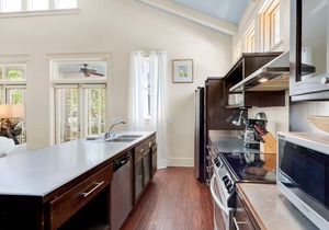 Big, & beautiful Parkshore Drive home w/large porch, free WiFi - close to beach