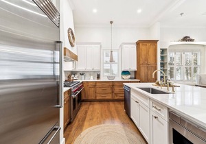 Book Now for Fall! Carriage House! Wine Cooler! Gourmet Kitchen. Screened Porch! Swing Bed!