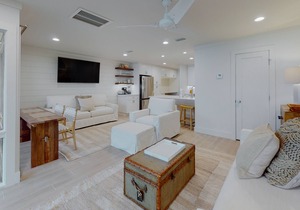 Bright condo on the Gulf with pool, beach access, hot tub, balcony & central AC