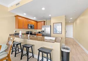 Bright condo with pool & hot tub access, high-speed WiFi & washer/dryer