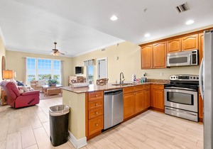 Bright condo with pool & hot tub access, high-speed WiFi & washer/dryer