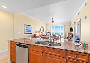 Bright condo with pool & hot tub access, high-speed WiFi & washer/dryer