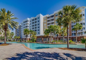 Bright condo with pool & hot tub access, high-speed WiFi & washer/dryer