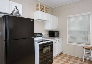Budget Friendly Centrally Located in East Hill - Free Off Street Parking - Free Fast Internet & WiFi