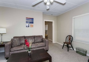 Budget Friendly Centrally Located in East Hill - Free Off Street Parking - Free Fast Internet & WiFi
