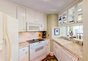 Carillon condo in downtown with pool access, balcony & W/D - close to the beach
