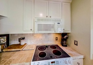 Carillon condo in downtown with pool access, balcony & W/D - close to the beach