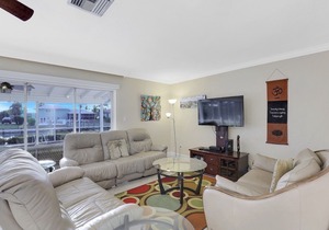 Charming waterfront house w/ heated pool & direct boating access to Gulf