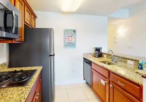 Classy condo with lake view, pools, hot tubs & seasonal beach service