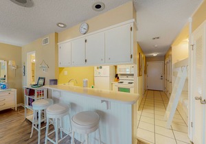 Coastal retreat w/gulf views, shared pool, hot tub, & beach access