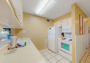 Coastal retreat w/gulf views, shared pool, hot tub, & beach access