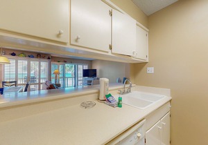 Coastal retreat w/gulf views, shared pool, hot tub, & beach access