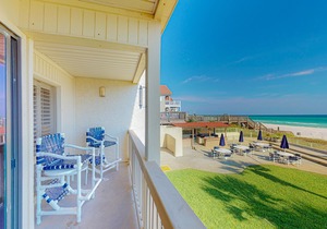 Coastal retreat w/gulf views, shared pool, hot tub, & beach access