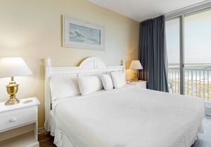 Comfortable beachfront condo, beach setup included, quick drive to dining