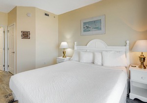 Comfortable beachfront condo, beach setup included, quick drive to dining