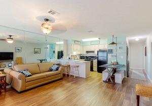 Comfortable condo w/2 patios & shared pool/tennis - beach across the street