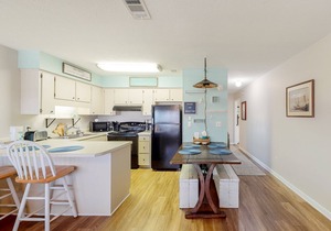 Comfortable condo w/2 patios & shared pool/tennis - beach across the street