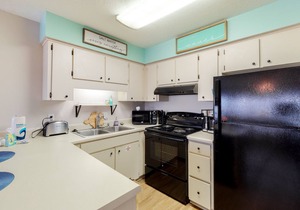 Comfortable condo w/2 patios & shared pool/tennis - beach across the street