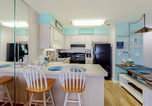 Comfortable condo w/2 patios & shared pool/tennis - beach across the street