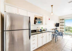 Comfortable studio w/shared outdoor pool, hot tub, BBQ area, and pool views