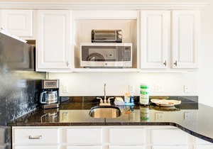 Comfortable studio w/shared outdoor pool, hot tub, BBQ area, and pool views