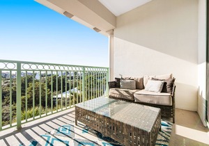 Comfortable studio w/shared outdoor pool, hot tub, BBQ area, and pool views