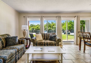 Comfy Condo with Three Pools & Tennis - Close to Beach & Dining