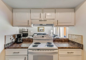 Comfy Condo with Three Pools & Tennis - Close to Beach & Dining