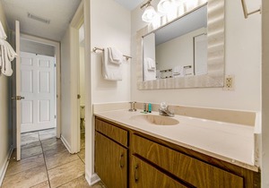 Comfy Condo with Three Pools & Tennis - Close to Beach & Dining