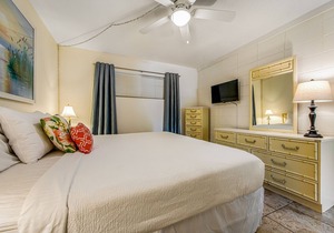 Comfy Condo with Three Pools & Tennis - Close to Beach & Dining