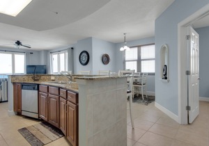 CORNER UNIT WITH AMAZING VIEWS AND FREE BEACH SERVICE!