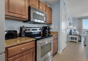 CORNER UNIT WITH AMAZING VIEWS AND FREE BEACH SERVICE!