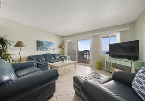 Cozy 4BR Townhouse DIRECTLY ON THE BEACH!