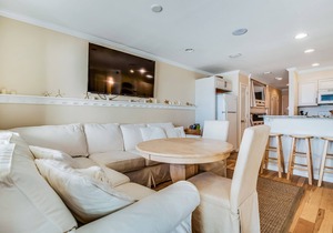 Cozy coastal condo with shared pool, Hot tub and easy beach access