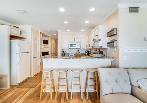 Cozy coastal condo with shared pool, Hot tub and easy beach access