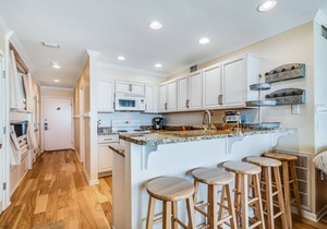 Cozy coastal condo with shared pool, Hot tub and easy beach access