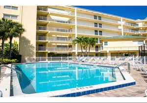 Cozy Condo with Gulf Peek – Steps from the Beach & Across from JW Marriott!