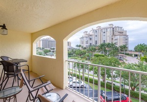 Cozy Condo with Gulf Peek – Steps from the Beach & Across from JW Marriott!