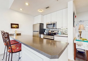 Cozy studio close to the beach w/shared pool & tennis courts - shopping nearby