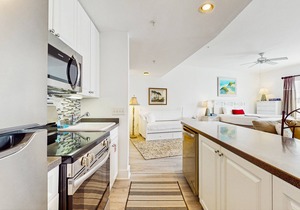 Cozy studio close to the beach w/shared pool & tennis courts - shopping nearby