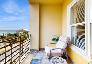 Cozy studio close to the beach w/shared pool & tennis courts - shopping nearby