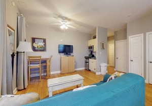 Cozy studio near the beach w/bright interior, shared pool, & prime location