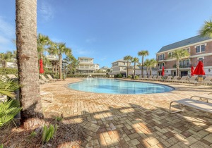 Cozy studio near the beach w/bright interior, shared pool, & prime location
