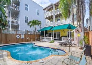 Curry House - Pool, King Bed & Balcony! Room 7