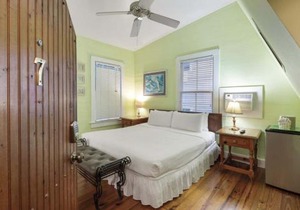 Curry House - Pool, King Bed & Balcony! Room 7
