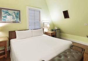 Curry House - Pool, King Bed & Balcony! Room 7