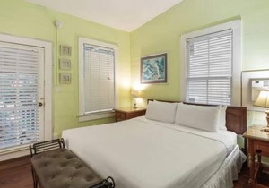 Curry House - Pool, King Bed & Balcony! Room 7