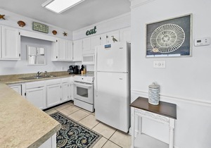 "Emerald Shores 1001" | Steps to Beach | Beach Views | Community Pool| Walk to grocery